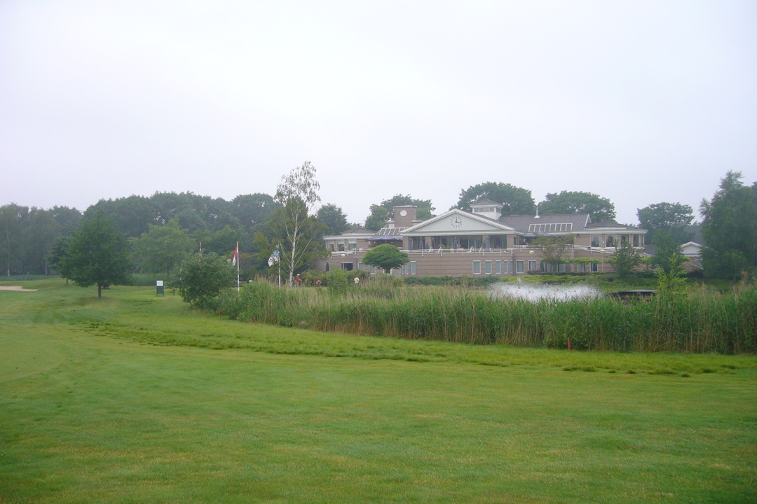Twee enorme waterbassins en een grasdokter: zo probeert Best Golf de droogte te verslaan